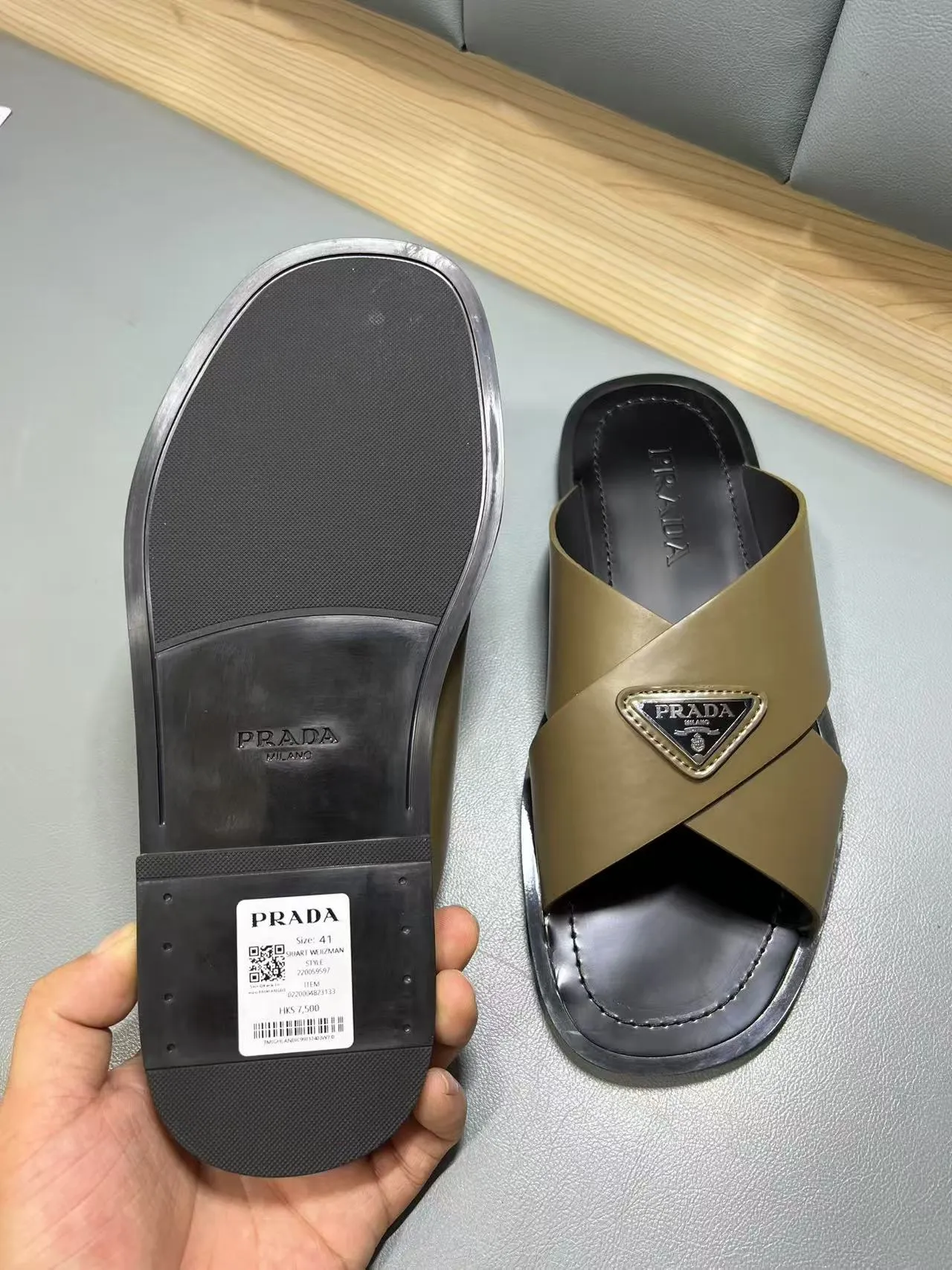 340💰PRADA Prada’s latest slippers are synchronized with the official website. This slipper is made of the brand’s unique and iconic Saffiano leather. The brand logo jumps out from the double straps, and the brand style is clearly visible. Cowhide gives men elegant charm and functional design, making it an ideal choice for vacation and leisure. Size:38-45